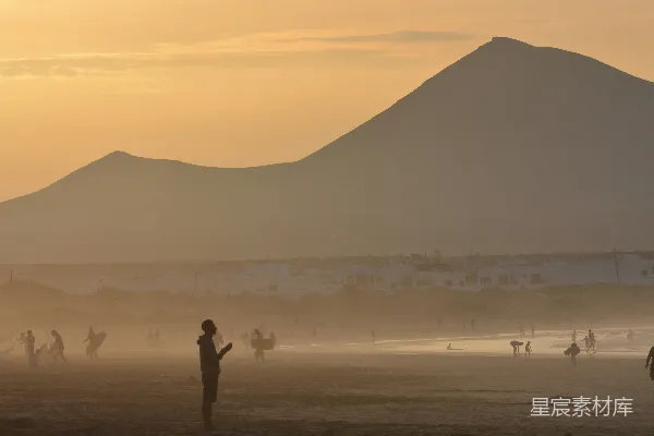 高清摄影 男人和女人在海边 sunset 时站立。