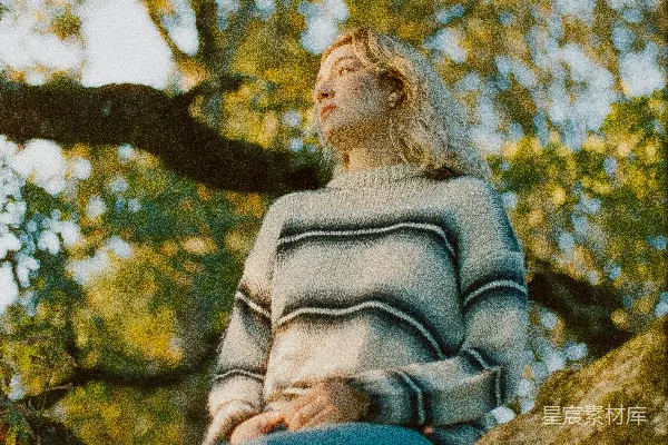 高清摄影 一个女人坐在树干上仰望天空