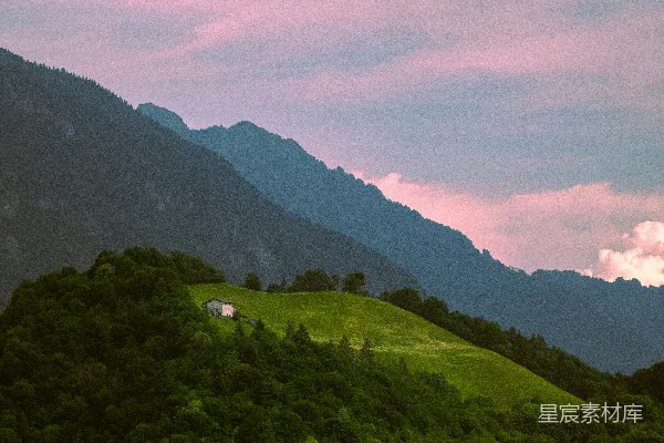 绿坡上的小屋，粉天下的群山。