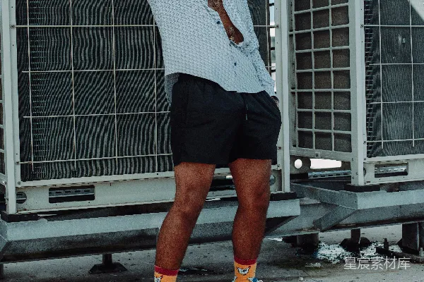 高清摄影 一个男子站在一个黑色球的旁边