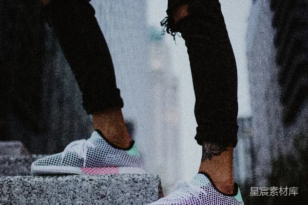 高清摄影 站在水泥台阶上的一个人