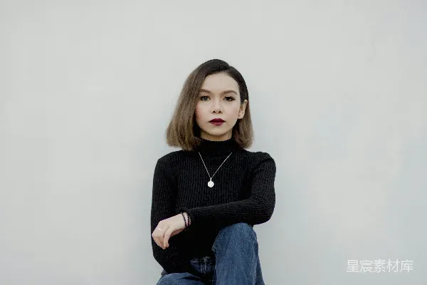高清摄影 坐着的穿黑色长袖圆领衫的女子