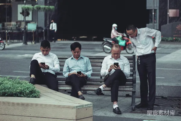 高清摄影 三人在白天坐在长凳上