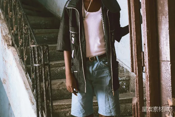 高清摄影 一个男人站在一排台阶上，戴着一顶帽子。