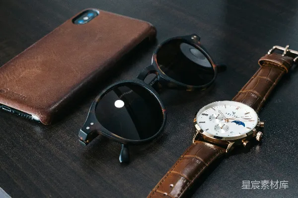 高清摄影 黑色框架太阳镜旁边是一个棕色的皮夹。
