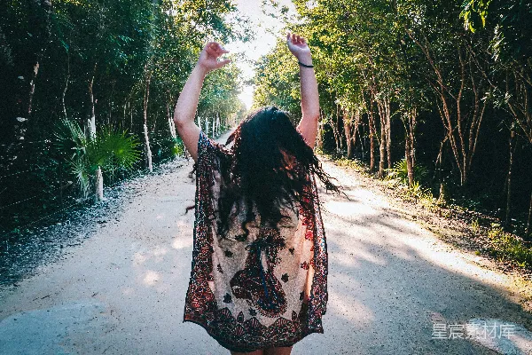 高清摄影 身穿黑色和棕色 floral 衣服的女人在乡村小路上白天站立。