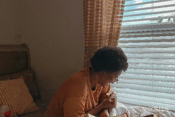 高清摄影 床上的女人正躺着看书。