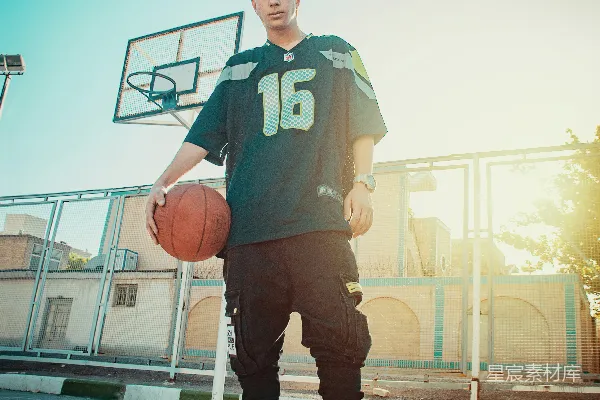 高清摄影 身穿蓝色和白色NIKE球衣的男人正在持篮球