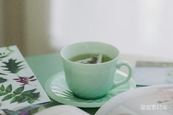 高清摄影 白瓷 mug 放在白绿花卉瓷盘上