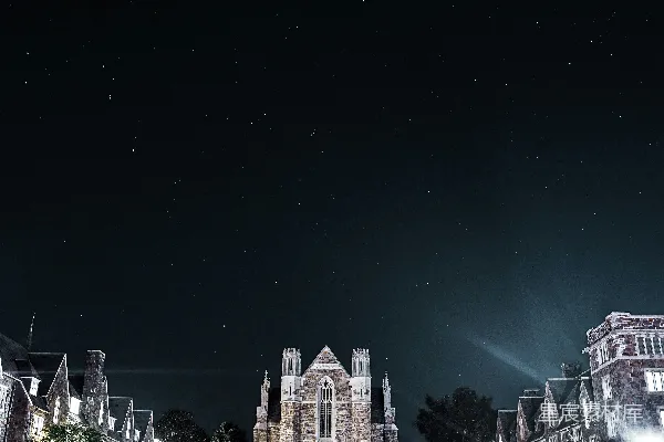 高清摄影 夜晚中的白色和棕色混凝土建筑