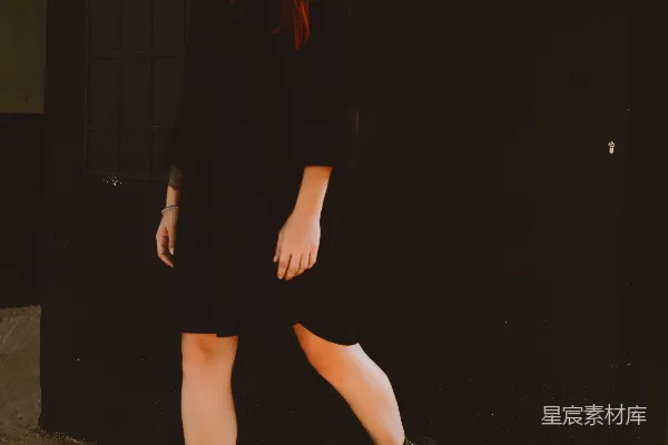 高清摄影 一个穿黑色连衣裙和黑色靴子的女人