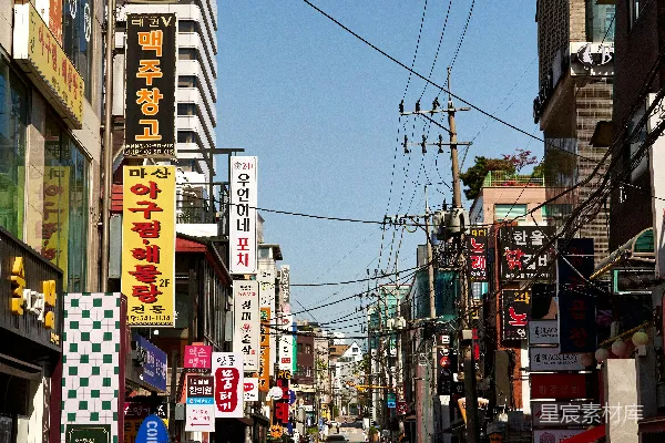高清摄影 一条街道两旁矗立着许多高大的建筑物