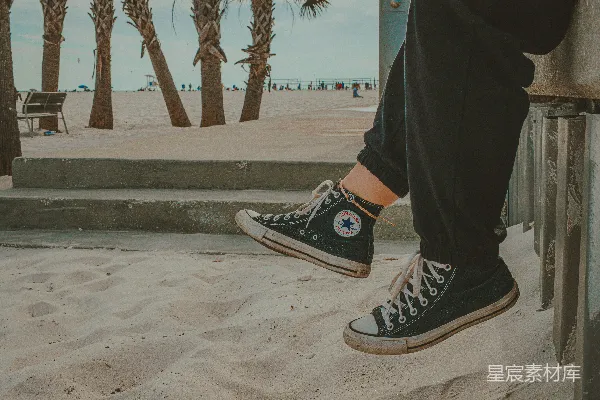 高清摄影 穿着运动鞋的人坐在沙滩上