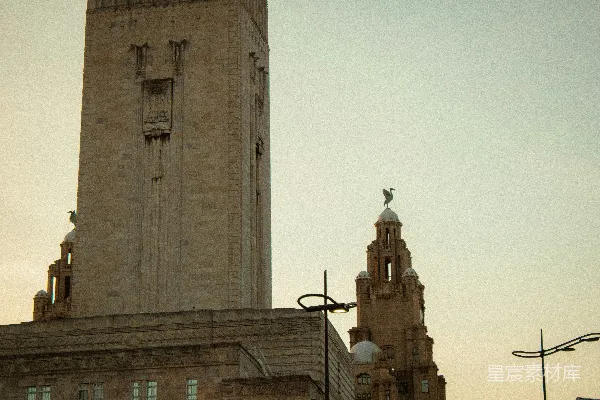 高清摄影 一座高耸的城市钟楼