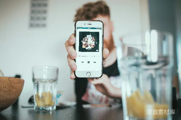 高清摄影 手持银色iPhone 6的人