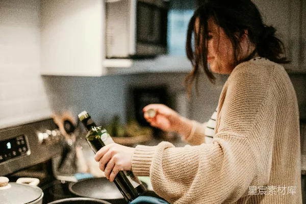 高清摄影 白衣女人手持一瓶酒