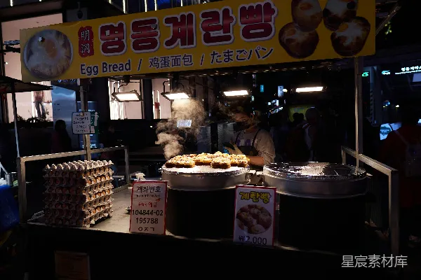 高清摄影 夜晚一个摆放着食物的食品摊