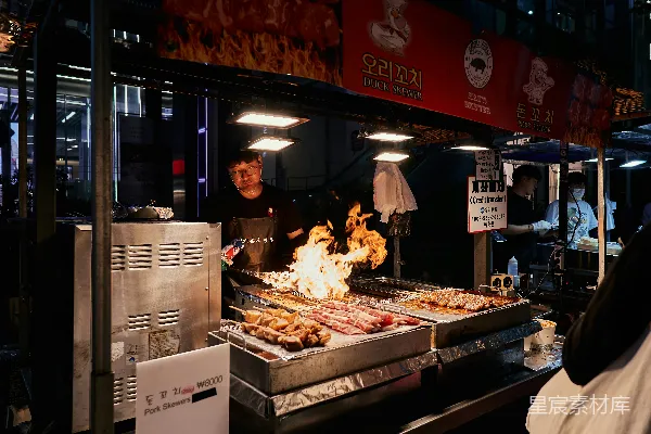 高清摄影 餐馆里一位男士在烤架上烹饪食物