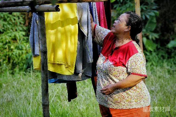 高清摄影 一个女人在晾衣绳上晾衣服