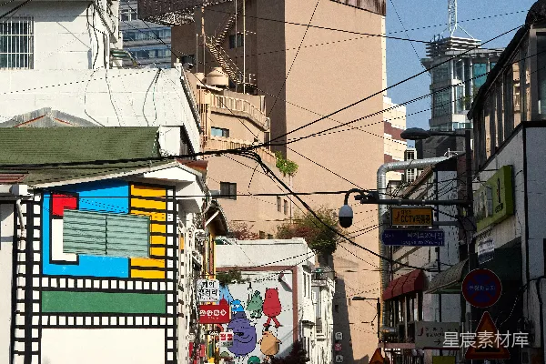 高清摄影 一条街道两旁是建筑和电线的城镇街区