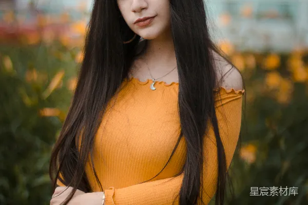 高清摄影 聚焦于女人正面的黄花花瓣床的选拍照
