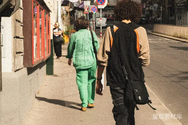 高清摄影 几个行人走在街上