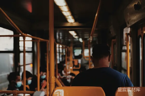 高清摄影 黑色上衣的男人坐在橙色的椅子上