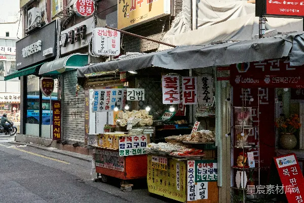 高清摄影 路边的一处街景，店铺位于路边。