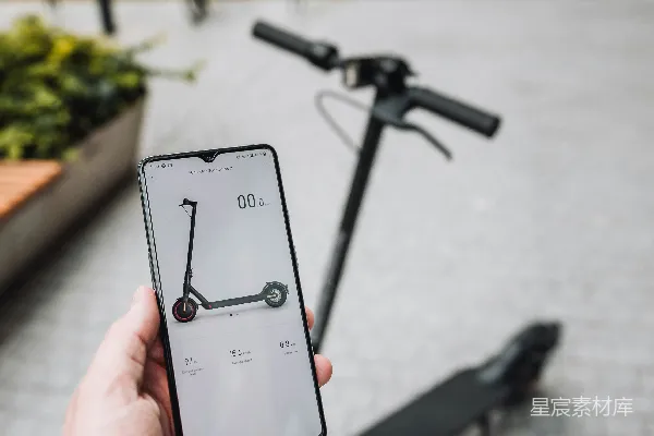 高清摄影 手持银色iphone 6的Person
