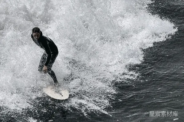 高清摄影 一个男子骑在冲浪板上 surfing于波浪之上