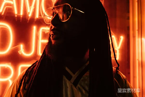 高清摄影 男人站在霓虹灯旁的照片