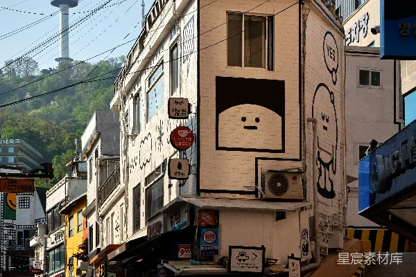 高清摄影 一个男人走在一条靠近一幢高大建筑的街道上