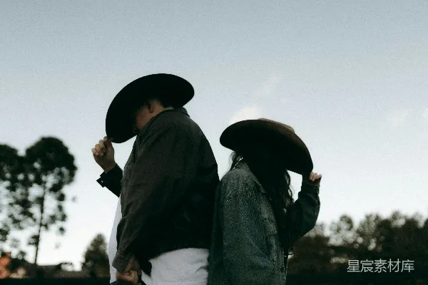 高清摄影 两名戴 cowboy 帽子的人背对镜头