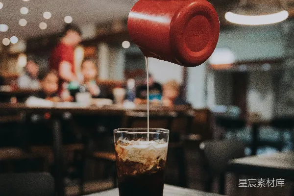 高清摄影 清玻璃杯盛饮料