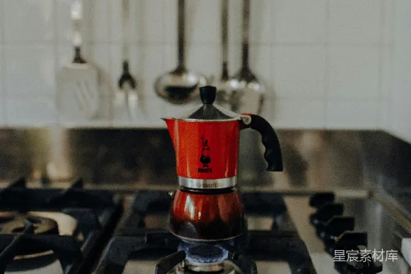 高清摄影 炉子上一只红银色的茶壶