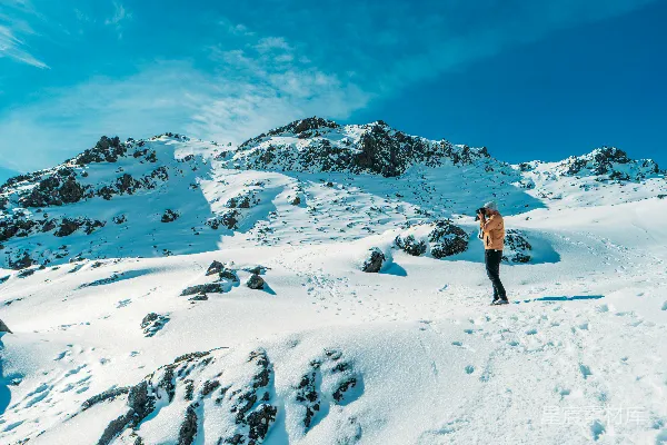 高清摄影 白天人在雪覆盖的山顶上拍照