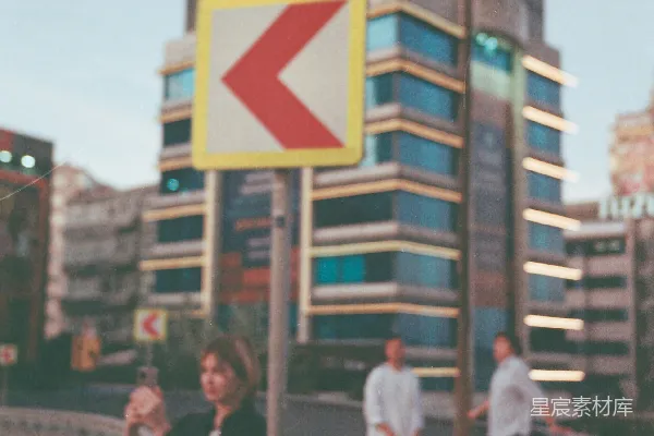 高清摄影 一个女人站在路边，旁边是一块街 sign。