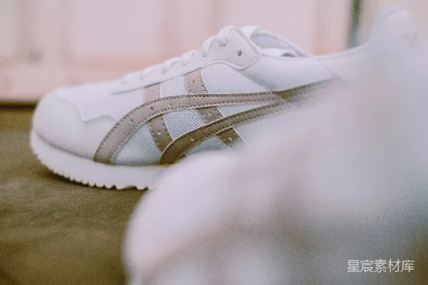 高清摄影 白色金色的adidas运动鞋