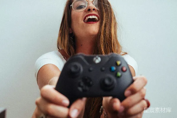 高清摄影 手持Xbox One控制器的女人