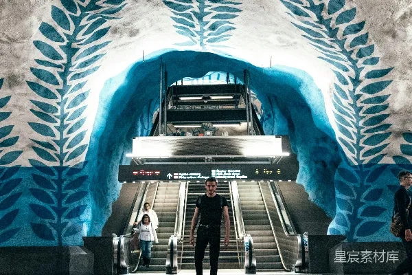高清摄影 站在 escalator 前面的男人