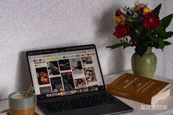 高清摄影 一台笔记本电脑放在白色的桌子上。