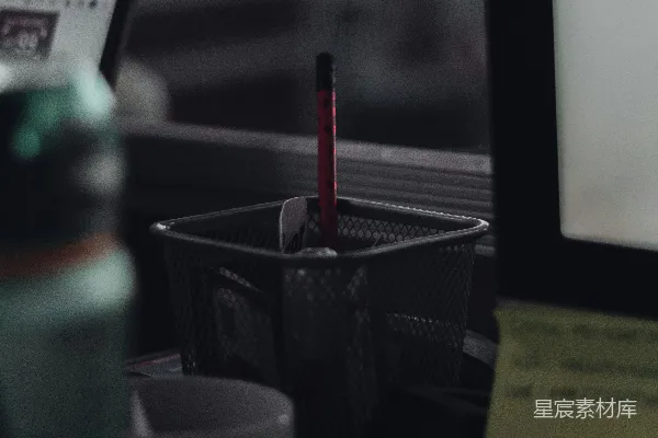 高清摄影 几个带吸管的塑料杯