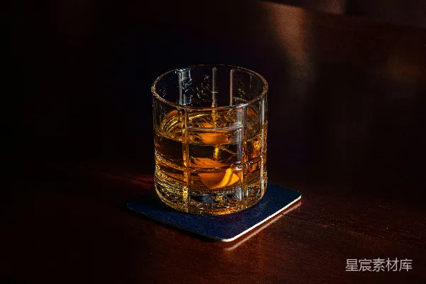 高清摄影 coaster上的酒杯