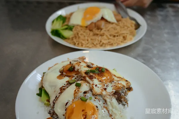 高清摄影 两份配有炒蛋和面条的食品。