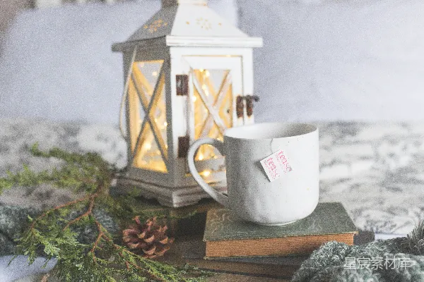 高清摄影 白色陶瓷茶杯和木质烛台