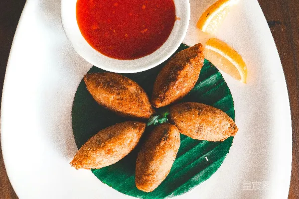 高清摄影 木桌上的一个盘子的食物