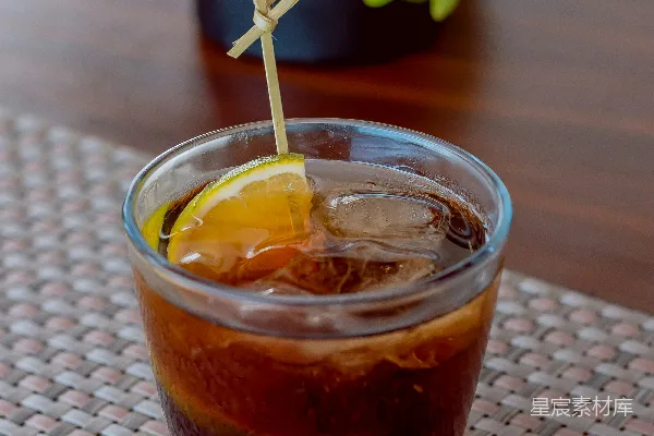 高清摄影 桌子上的冰茶一杯