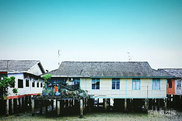 高清摄影 白天靠近水面的一座白色和蓝色的木质小屋
