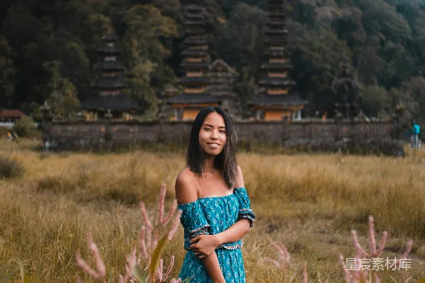 高清摄影 身穿蓝色牛仔裤的女士在白天站在绿色的草地上。
