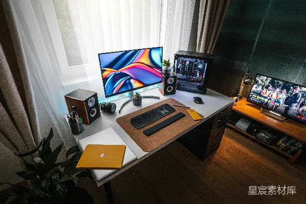 高清摄影 银色的macbook放在棕色木制桌子上